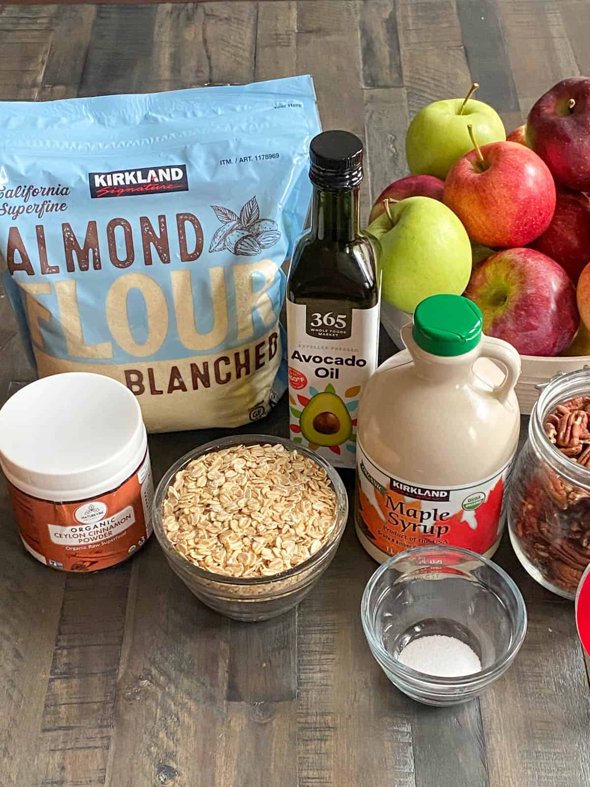 Almond meal/flour, cinnamon, rolled oats, avocado oil, raw maple syrup, apples, sea salt & pecans.